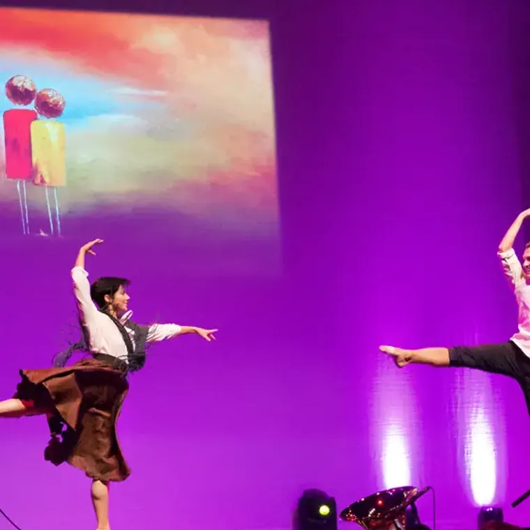 Bailarines de Irish Dance Theatre en escena